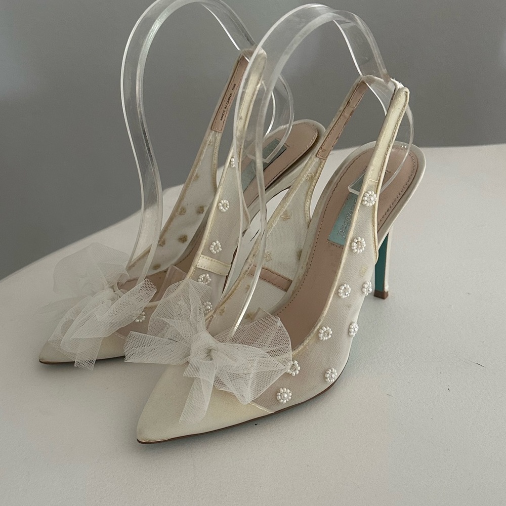 Betsy Johnson Tiffany blue bottom bridal shoes with pearl accents size 7